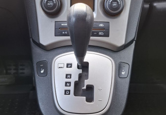 Подержанный автомобиль Kia Carens 2010 года (11 фото)