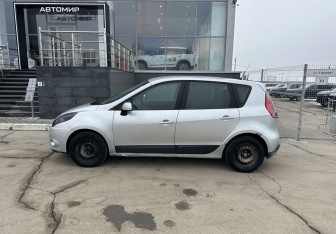 Подержанный автомобиль Renault Scenic 2010 года (8 фото)