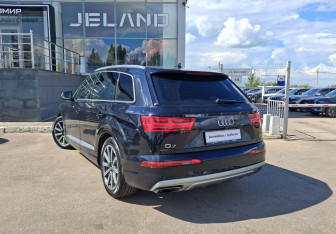 Подержанный автомобиль Audi Q7 2015 года (7 фото)