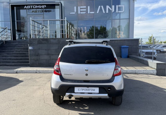 Подержанный автомобиль Renault Sandero 2013 года (6 фото)