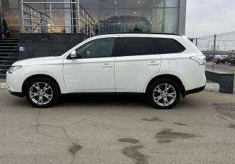 Подержанный автомобиль Mitsubishi Outlander 2012 года (8 фото)