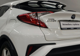 Подержанный автомобиль Toyota C-HR 2018 года (9 фото)