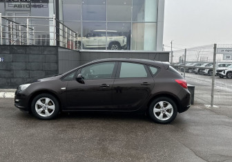 Подержанный автомобиль Opel Astra Hatchback 2013 года (8 фото)