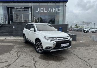 Подержанный автомобиль Mitsubishi Outlander 2015 года (3 фото)