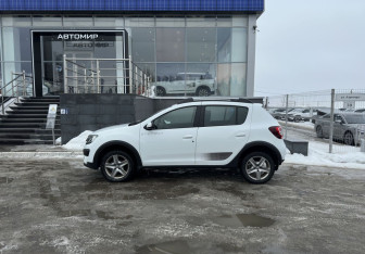 Подержанный автомобиль Renault Sandero 2018 года (8 фото)