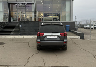 Подержанный автомобиль Peugeot 4007 2011 года (6 фото)