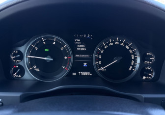 Подержанный автомобиль Toyota Land Cruiser Suv 2016 года (9 фото)