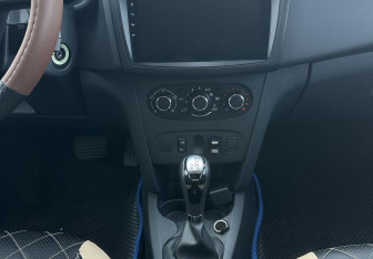 Подержанный автомобиль Renault Logan Sedan 2017 года (11 фото)