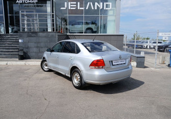 Подержанный автомобиль Volkswagen Polo Sedan 2011 года (7 фото)