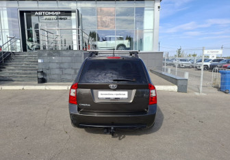 Подержанный автомобиль Kia Carens 2010 года (6 фото)