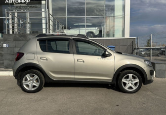 Подержанный автомобиль Renault Sandero 2017 года (4 фото)