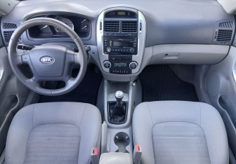 Подержанный автомобиль Kia Cerato Sedan 2006 года (10 фото)