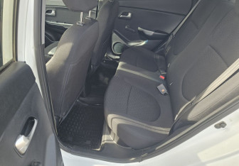 Подержанный автомобиль Kia Rio Sedan 2013 года (12 фото)