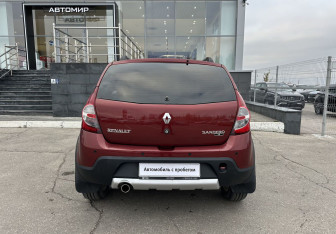Подержанный автомобиль Renault Sandero 2012 года (6 фото)
