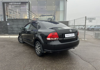 Подержанный автомобиль Volkswagen Polo Sedan 2012 года (7 фото)