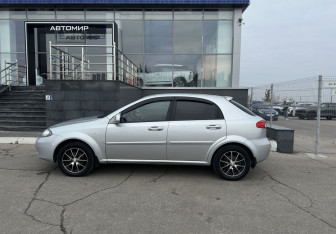 Подержанный автомобиль Chevrolet Lacetti Hatchback 2011 года (8 фото)