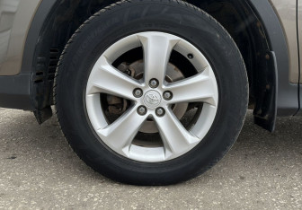 Подержанный автомобиль Toyota RAV4 2013 года (15 фото)
