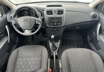 Подержанный автомобиль Renault Sandero 2018 года (10 фото)