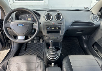 Подержанный автомобиль Ford Fiesta Hatchback 2006 года (10 фото)