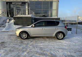 Подержанный автомобиль Kia Ceed Hatchback 2009 года (8 фото)