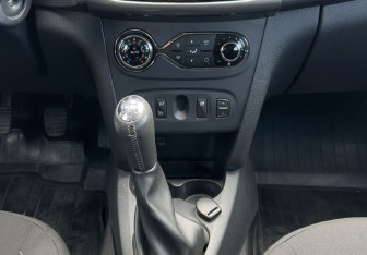 Подержанный автомобиль Renault Sandero 2017 года (11 фото)