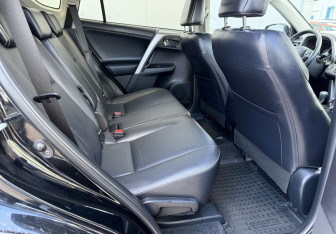 Подержанный автомобиль Toyota RAV4 2017 года (12 фото)