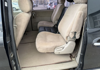 Подержанный автомобиль Kia Carnival 2004 года (12 фото)
