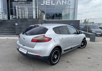 Подержанный автомобиль Renault Megane Hatchback 2010 года (5 фото)