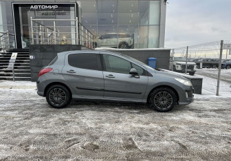 Подержанный автомобиль Peugeot 308 Hatchback 2010 года (4 фото)