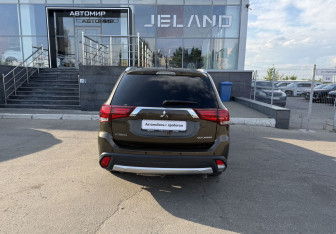 Подержанный автомобиль Mitsubishi Outlander 2015 года (6 фото)