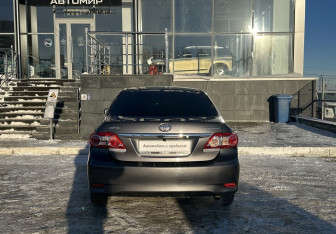 Подержанный автомобиль Toyota Corolla Sedan 2012 года (6 фото)