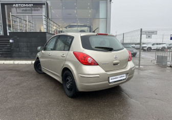 Подержанный автомобиль Nissan Tiida Hatchback 2011 года (7 фото)