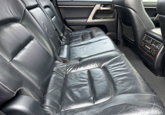 Подержанный автомобиль Toyota Land Cruiser Suv 2011 года (12 фото)