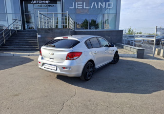 Подержанный автомобиль Chevrolet Cruze Hatchback 2012 года (5 фото)