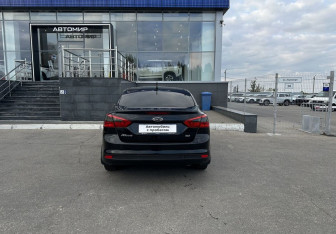 Подержанный автомобиль Ford Focus Sedan 2013 года (6 фото)