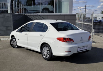 Подержанный автомобиль Peugeot 408 2014 года (7 фото)