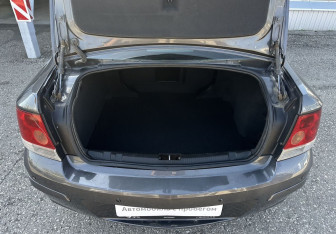 Подержанный автомобиль Opel Astra Sedan 2011 года (13 фото)