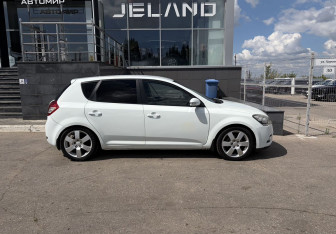 Подержанный автомобиль Kia Ceed Hatchback 2011 года (4 фото)