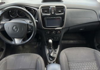 Подержанный автомобиль Renault Logan Sedan 2015 года (10 фото)