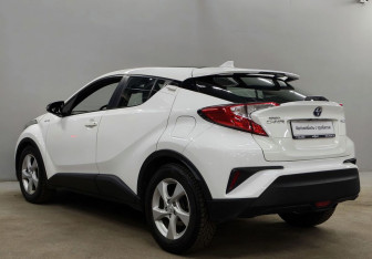 Подержанный автомобиль Toyota C-HR 2018 года (8 фото)