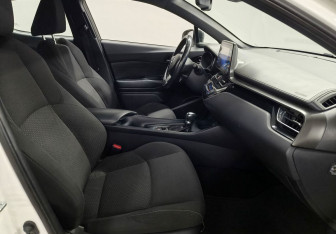 Подержанный автомобиль Toyota C-HR 2018 года (11 фото)