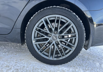 Подержанный автомобиль Genesis G70 2019 года (14 фото)