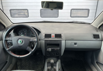 Подержанный автомобиль Skoda Fabia Hatchback 2001 года (10 фото)