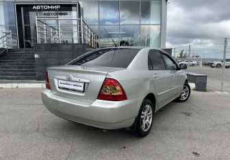 Подержанный автомобиль Toyota Corolla Sedan 2005 года (5 фото)