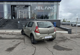 Подержанный автомобиль Renault Sandero 2011 года (7 фото)