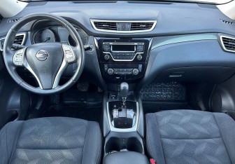 Подержанный автомобиль Nissan X-Trail 2017 года (10 фото)