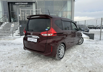 Подержанный автомобиль Honda Freed 2017 года (5 фото)