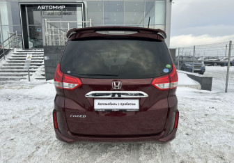 Подержанный автомобиль Honda Freed 2017 года (6 фото)