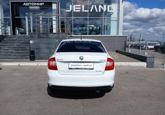 Подержанный автомобиль Skoda Rapid Liftback 2015 года (6 фото)