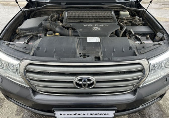 Подержанный автомобиль Toyota Land Cruiser Suv 2011 года (13 фото)